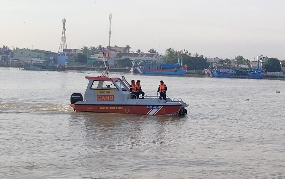 ca-no-tong-do-ngang-tren-song-tien,-nguoi-lai-do-roi-xuong-song-mat-tich