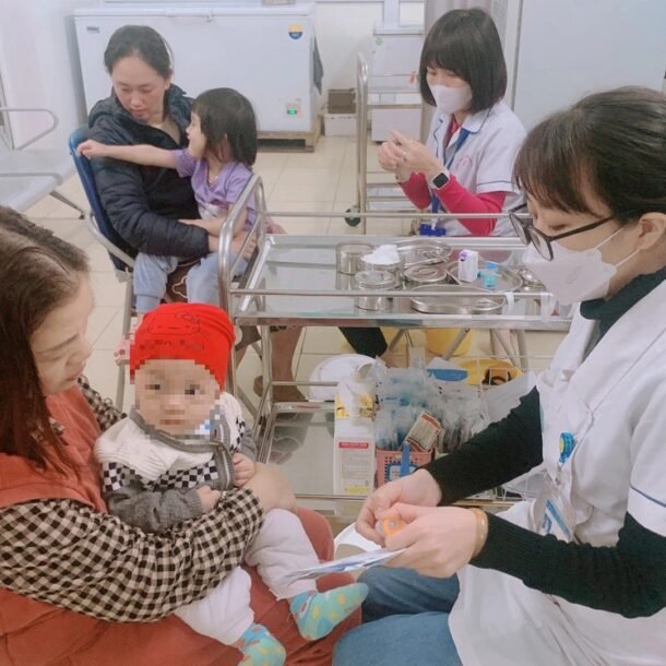 lan-dau-tien-co-hai-hinh-thuc-tiem-chung-‘bat-buoc-va-tu-nguyen’