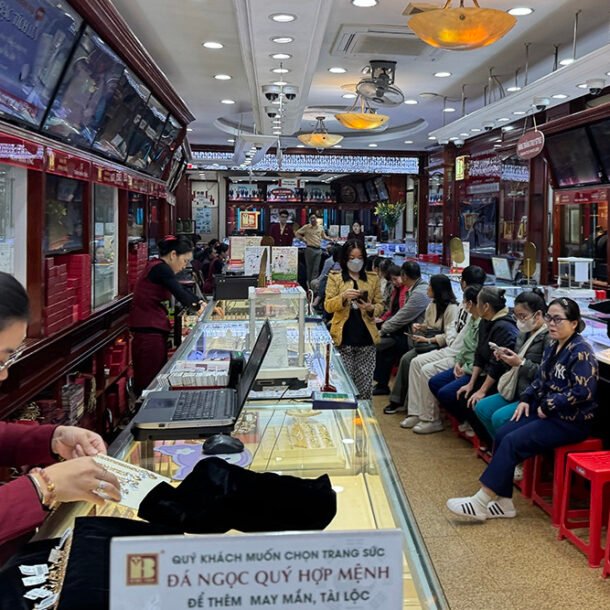 pho-vang-ha-noi-vang-khach,-tphcm-van-xep-hang-tu-som-cho-mua-vang