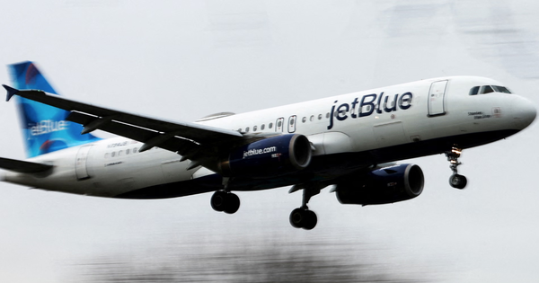 m&aacute;y-bay-cho-kh&aacute;ch-su&yacute;t-va-cham-m&aacute;y-bay-qu&acirc;n-su-my-gan-venezuela