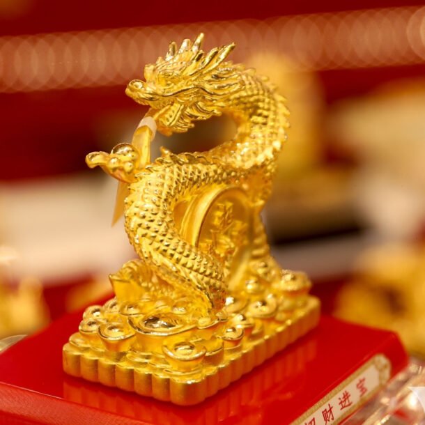 gia-vang-hom-nay-15/12/2025:-vang-sjc-len-156,8-trieu-dong,-con-du-dia-tang