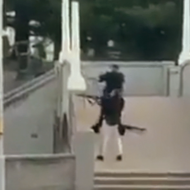 dien-bien-tung-phut-vu-xa-sung-tai-bai-bien-australia