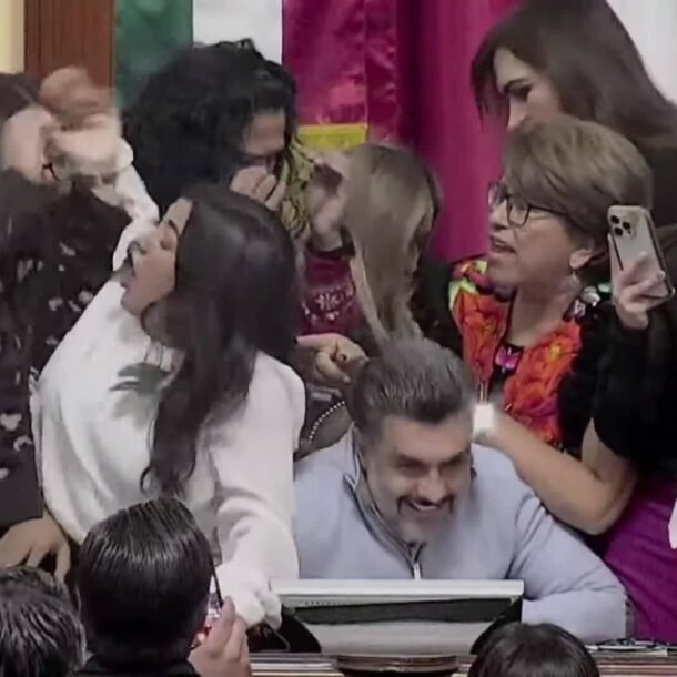 nhom-nu-nghi-si-giat-toc,-danh-nhau-trong-phien-tranh-luan