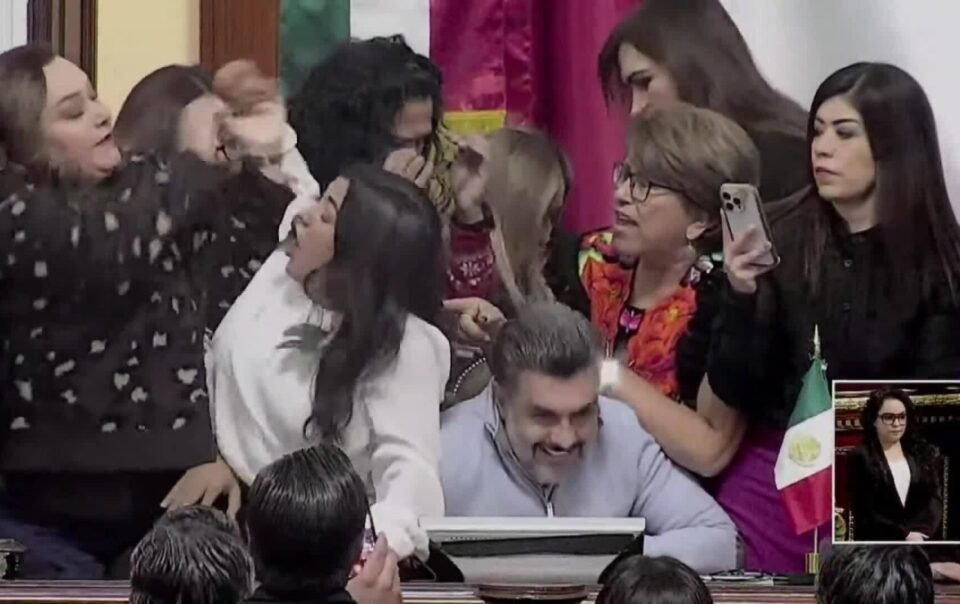 nhom-nu-nghi-si-giat-toc,-danh-nhau-trong-phien-tranh-luan