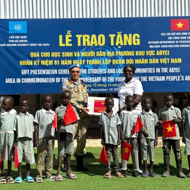 doi-cong-binh-so-4-trao-qua-cho-nguoi-dan-abyei,-lan-toa-hinh-anh-nguoi-linh-mu-noi-xanh