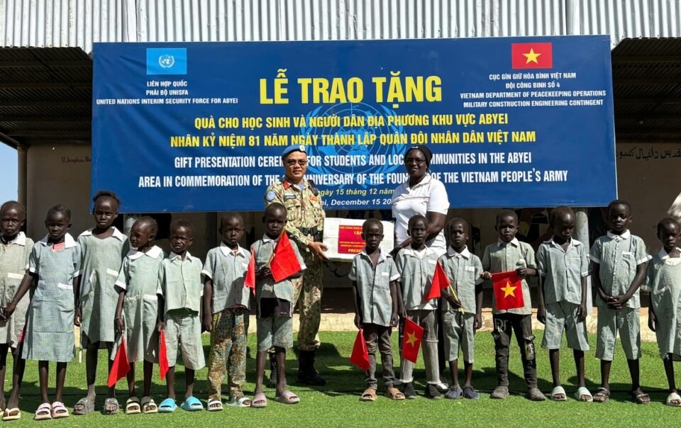 doi-cong-binh-so-4-trao-qua-cho-nguoi-dan-abyei,-lan-toa-hinh-anh-nguoi-linh-mu-noi-xanh