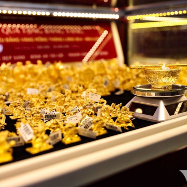 usd-ha-nhiet-nhanh,-lai-suat-vot-len-8%,-vang-van-lap-dinh-moi