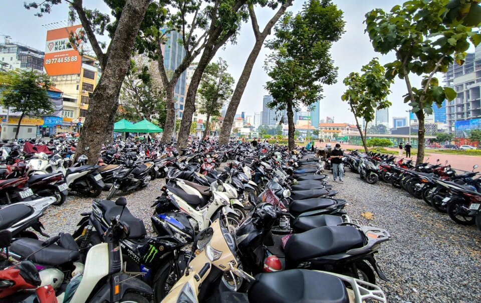 doi-bai-giu-xe-khach-di-metro-so-1,-de-xuat-dat-tai-san-khau-sen-hong-cong-vien-23/9