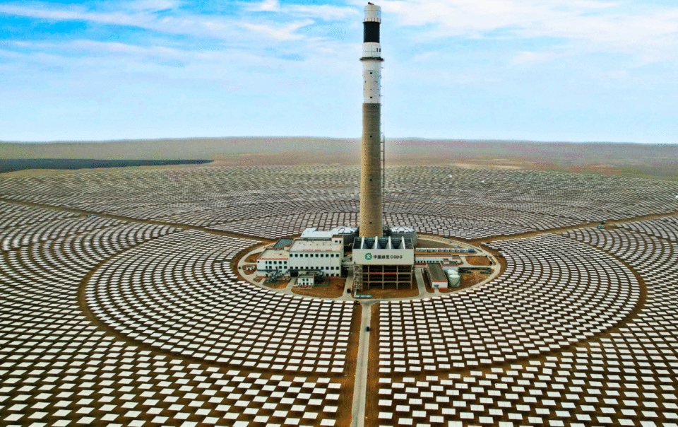 'thap-vang'-cao-247m-giua-sa-mac-trung-quoc,-bien-cat-nong-thanh-dien-sach