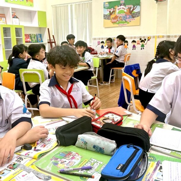 bien-truong-hoc-thanh-noi-dich-vu,-thu-tien:-hoc-sinh,-phu-huynh-va-giao-vien-‘cung-kho’