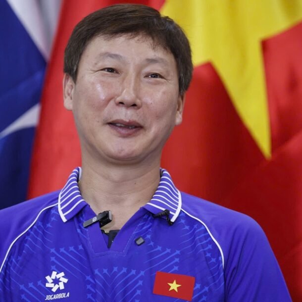hlv-kim-sang-sik:-‘ba-danh-hieu-nam-2025-la-mo-hoi,-nuoc-mat-va-danh-du-cua-bong-da-viet-nam’