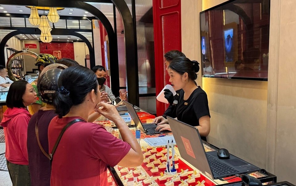 gia-vang-bien-dong,-nha-dau-tu-‘du-dinh’-nen-giu-hay-ban?