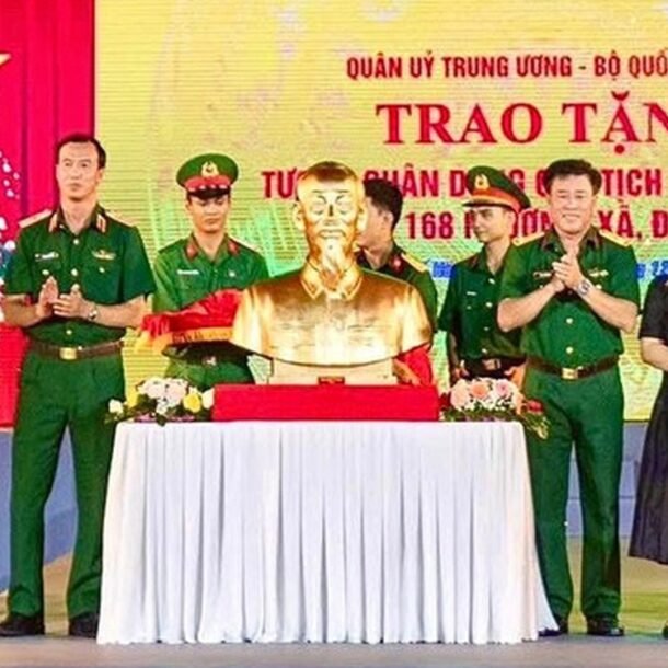 tang-tuong-chan-dung-chu-tich-ho-chi-minh-cho-168-xa,-phuong,-dac-khu-tai-tp.hcm