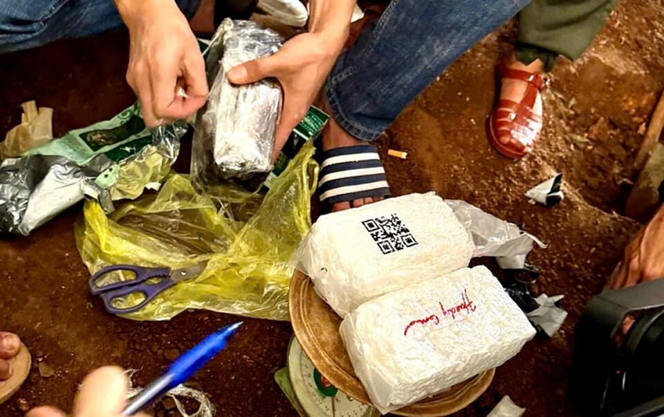 canh-sat-dao-xoi-khu-vuon-tim-ma-tuy-cua-bang-toi-pham