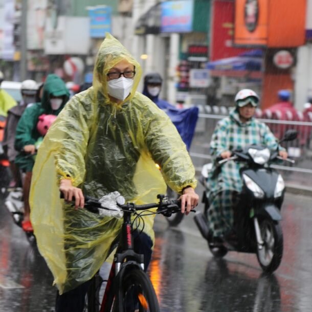 thoi-tiet-hom-nay-24-12:-bac-bo-ret,-nam-bo-mua-trai-mua