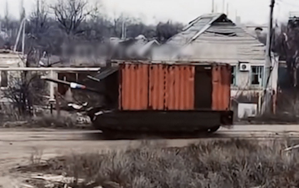 nga-trang-bi-giap-container-cho-xe-tang