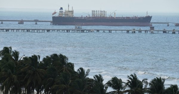 nh&agrave;-trang-ra-lenh-tap-trung-phong-toa-dau-mo-venezuela-trong-2-th&aacute;ng-toi