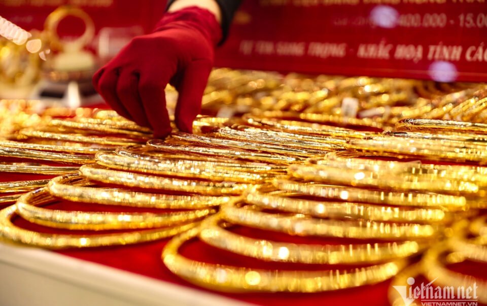 gia-vang-hom-nay-25/12/2025:-vang-sjc-va-nhan-tron-‘ha-nhiet'