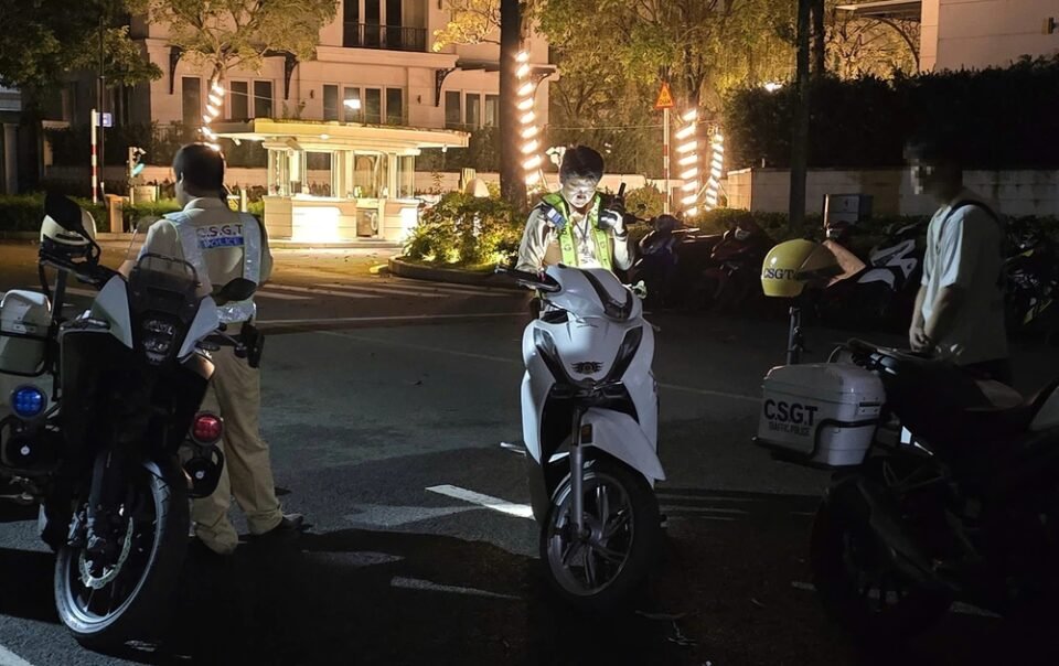 cong-an-‘vay-rap’-nhom-thanh-thieu-nien-net-po,-lang-lach-trong-khu-do-thi-sala