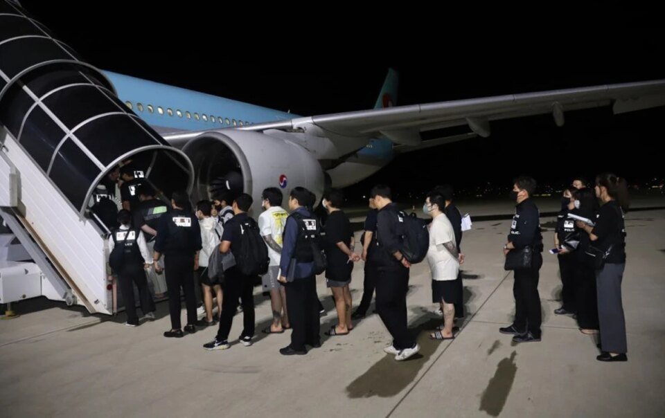 hang-tram-ti-usd-bi-‘hut-mau’-moi-nam:-the-gioi-san-lung-cac-‘cong-xuong’-lua-dao