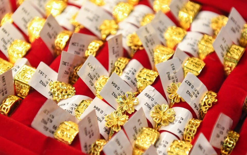 gia-vang-hom-nay-26/12/2025-sjc-bat-tang-gan-1-trieu-dong/luong