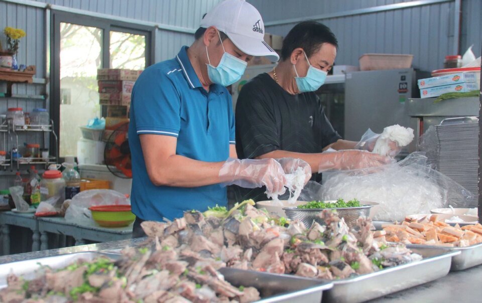 tu-su-dong-cam,-nhom-thien-nguyen-o-da-nang-mo-bep-an-2.000-dong-se-chia-yeu-thuong