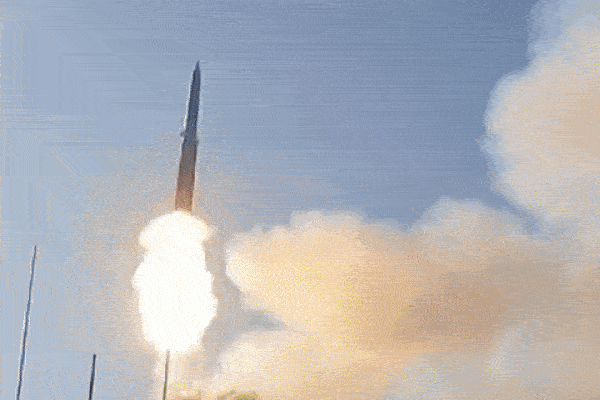 trung-quoc-lan-dau-phong-ten-lua-sieu-vuot-am-yj-20-tu-tau-khu-truc-type-055