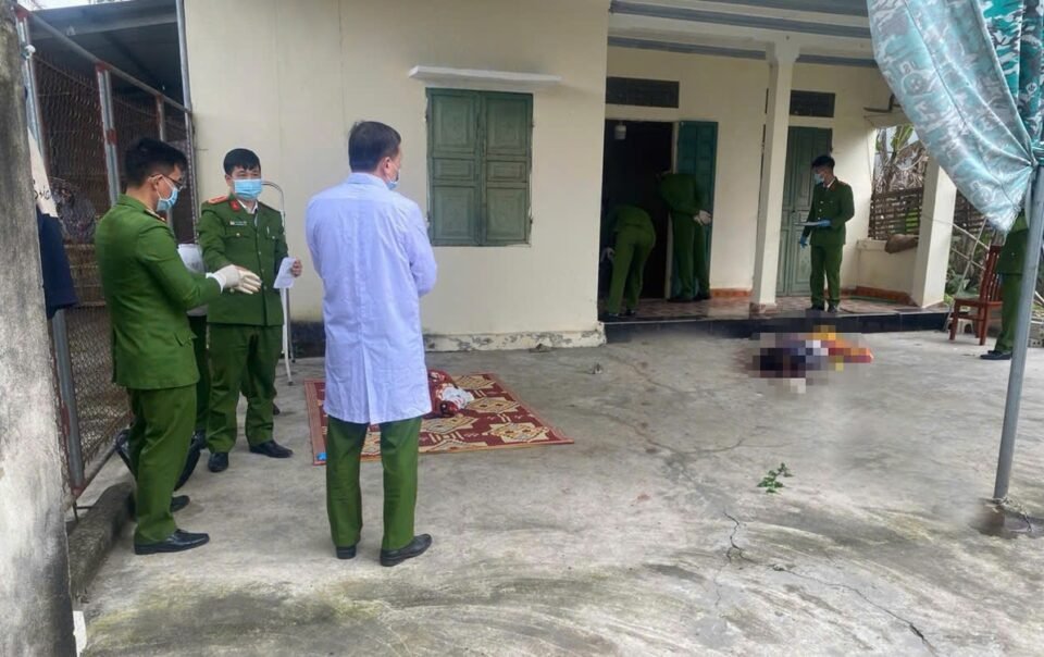 chong-chem-chet-vo-va-be-2-tuoi-roi-nhay-lau-tu-tu