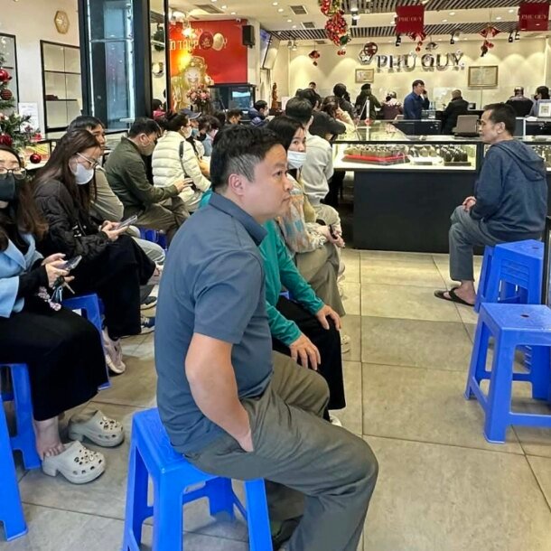 nhieu-nguoi-di-mua-vang-khi-gia-giam-gan-4-trieu-dong