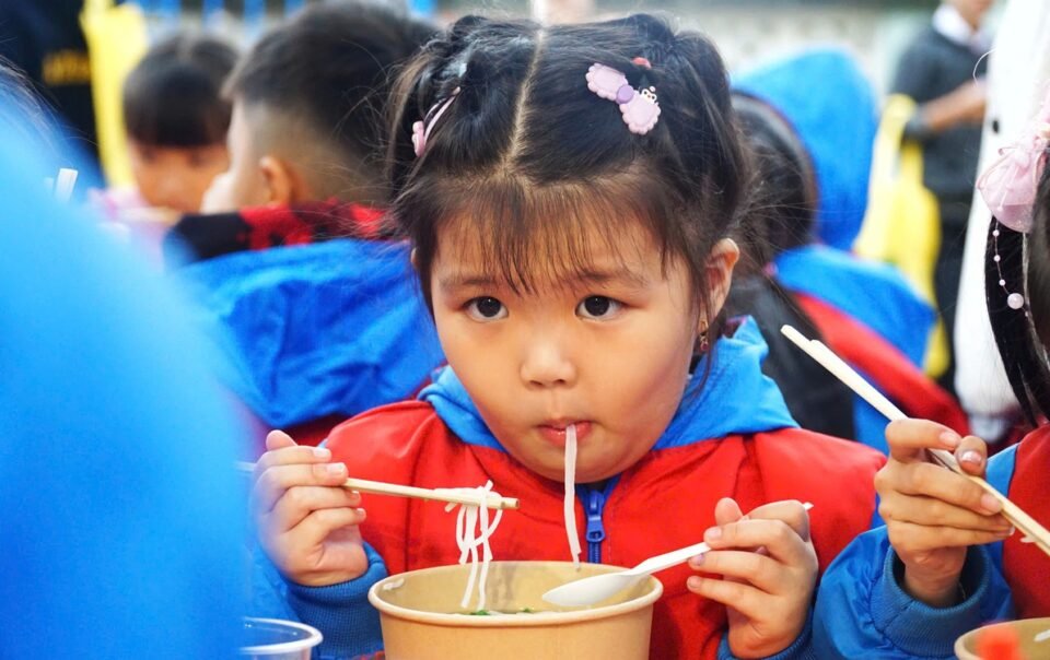 tre-em-o-hoa-thinh-hon-ho-an-pho-nong,-an-xong-con-duoc-nhan-qua-pho-yeu-thuong