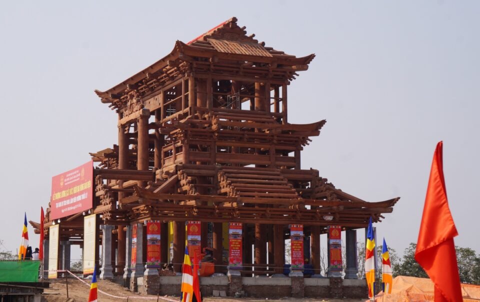 co-hay-khong-hanh-cung-hoa-lam-vien-nguy-nga-ben-song-duong-thoi-ly?