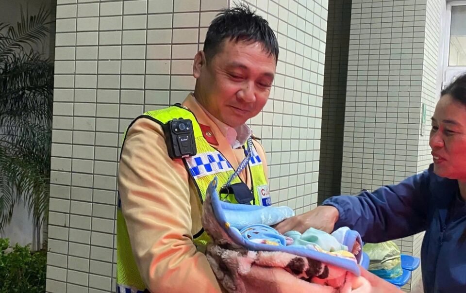 thieu-ta-cong-an-dan-duong-cho-xe-cho-san-phu-chuyen-da-di-cap-cuu