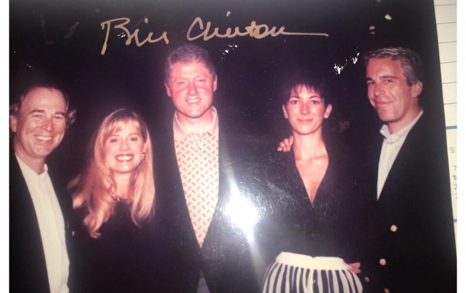 ong-ba-clinton-tu-choi-ra-dieu-tran,-co-the-bi-truy-to