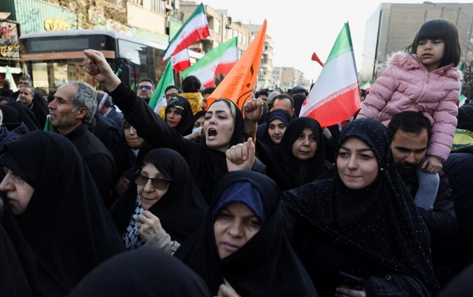 my-–-iran:-thue-quan,-vu-luc-hay-dam-phan?