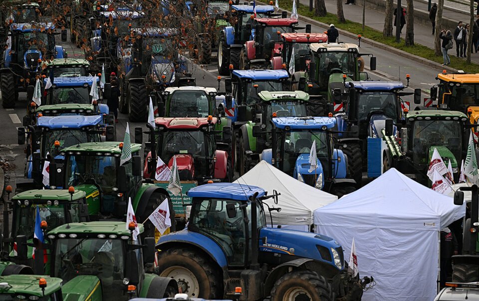 nong-dan-phap-lai-hang-tram-may-keo-ve-paris-bieu-tinh