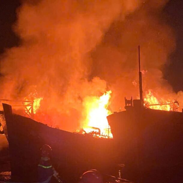 chay-du-doi-luc-rang-sang,-4-tau-ca-o-quang-ngai-hu-hong-nang