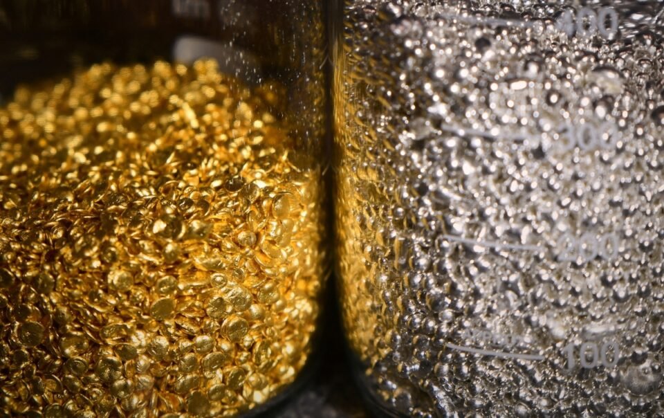 gia-vang,-bac-the-gioi-cung-len-muc-cao-moi