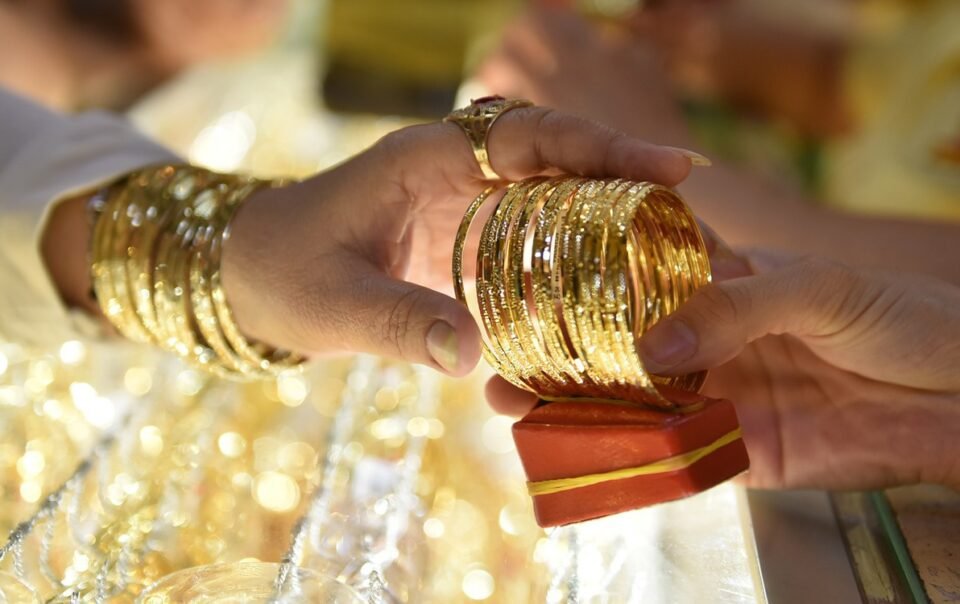 gia-vang-va-bac-giam-manh-do-ap-luc-chot-loi