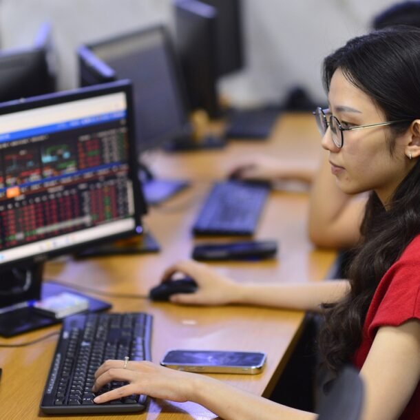 chung-khoan-tuan-moi:-vn-index-di-ve-dau-sau-tuan-lap-dinh-ky-luc?