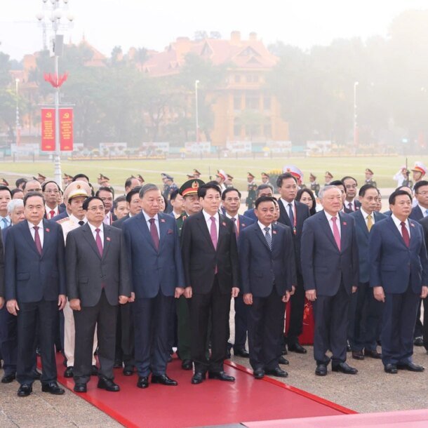 lanh-dao-dang,-nha-nuoc,-dai-bieu-du-dai-hoi-xiv-cua-dang-vao-lang-vieng-chu-tich-ho-chi-minh