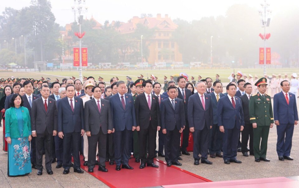 lanh-dao-dang,-nha-nuoc,-dai-bieu-du-dai-hoi-xiv-cua-dang-vao-lang-vieng-chu-tich-ho-chi-minh