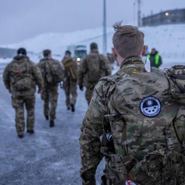 dan-mach-dua-them-quan-toi-greenland