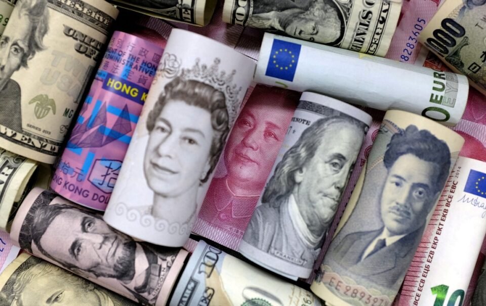 nha-dau-tu-ban-usd,-mua-tai-san-tru-an-khi-ong-trump-doa-ap-thue