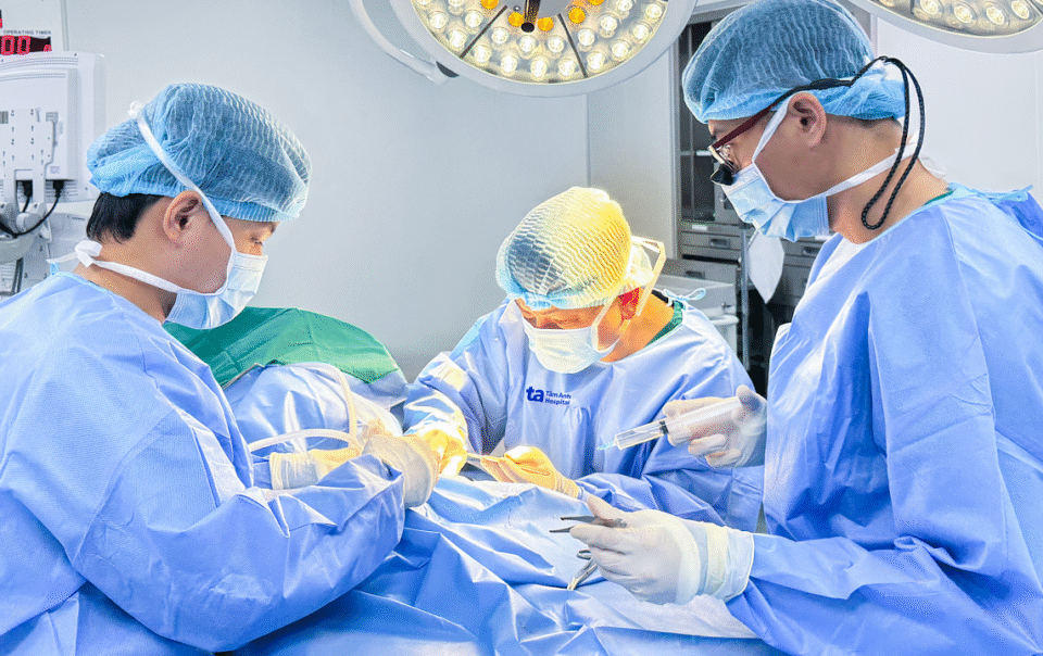 be-trai-dut-gan-got-chan-do-tai-nan-xe-may