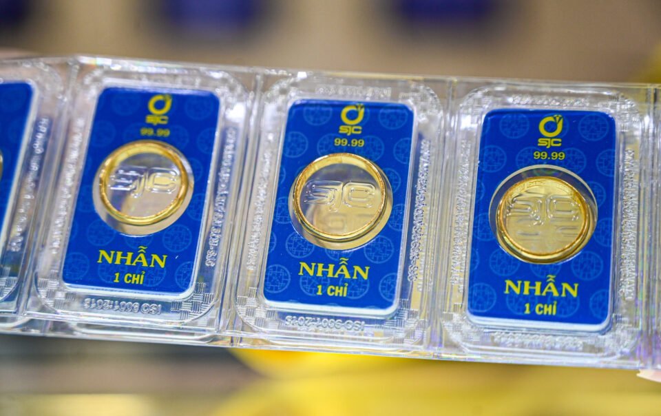 gia-vang-hom-nay-21/1/2026:-tang-vot,-sjc-va-vang-nhan-tiep-tuc-lap-ky-luc