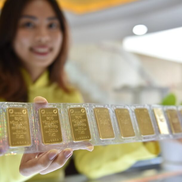 gia-vang-the-gioi-vuot-4.700-usd/ounce,-gia-bac-cung-huong-den-nguong-100-usd/ounce