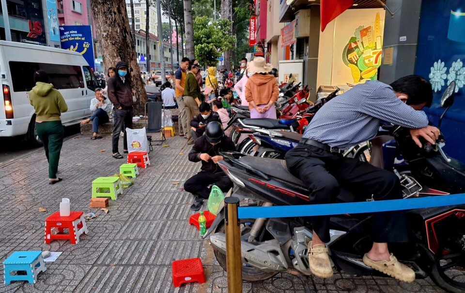 day-tu-mo-sang-xep-hang-mua-vang,-chuyen-gia-canh-bao-nguy-co-'du-dinh'