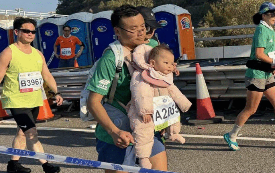 runner-bi-loai-vi-diu-em-be-khi-chay-hong-kong-marathon