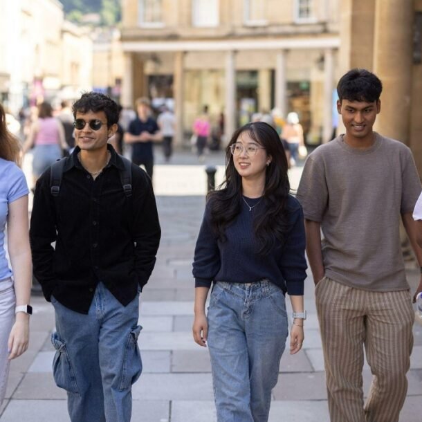 truong-quan-tri-dh-bath-trao-hoc-bong-den-3-trieu-bang