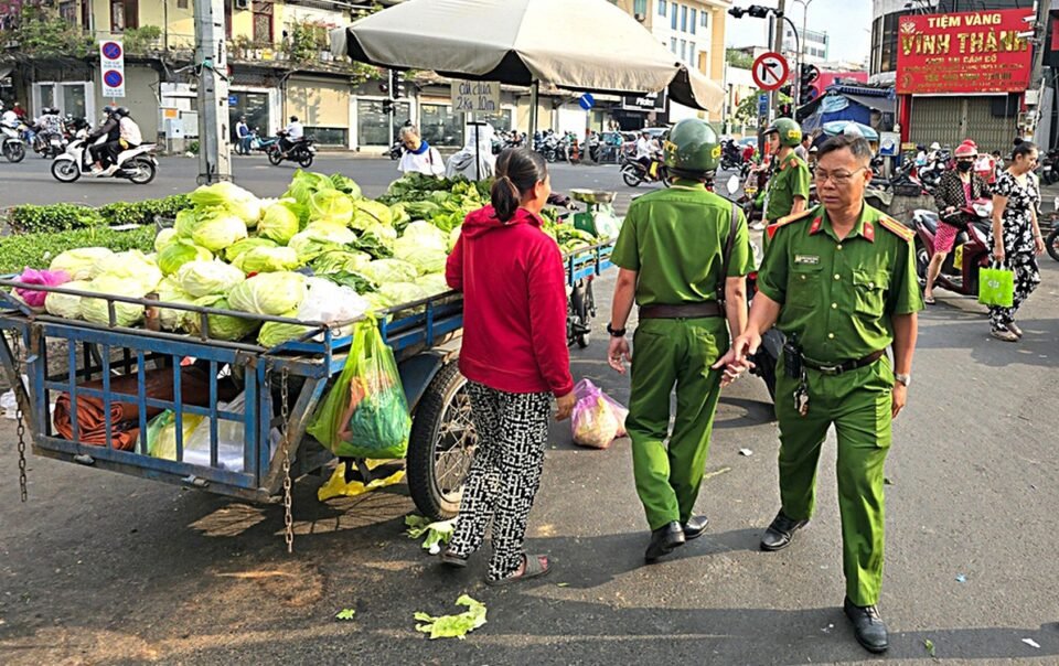 lap-camera-phat-nguoi-de-kiem-soat-lan-chiem-via-he,-long-duong